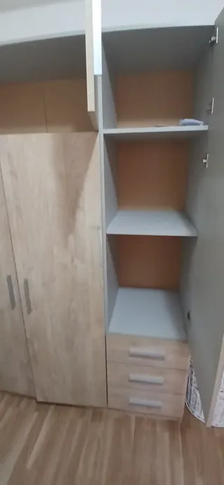 Armario de madera color beige y marrón