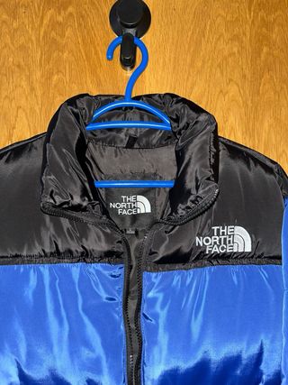 Chaqueta The North Face azul y negra