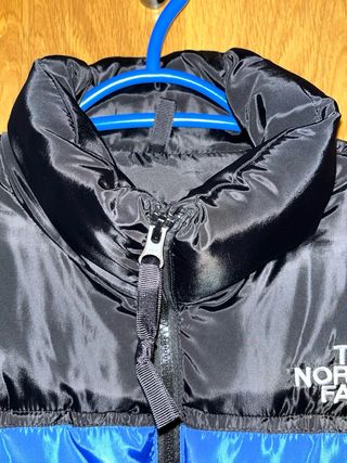 Chaqueta The North Face azul y negra