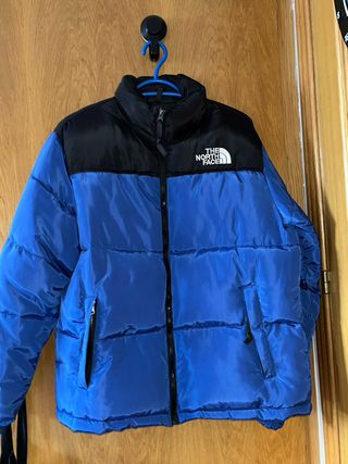 Chaqueta The North Face azul y negra