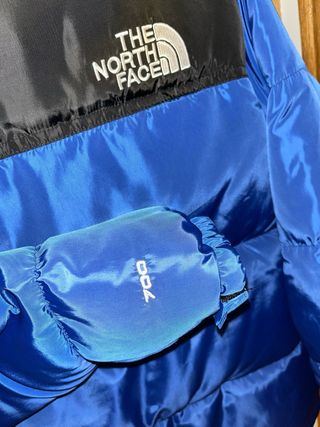 Chaqueta The North Face azul y negra