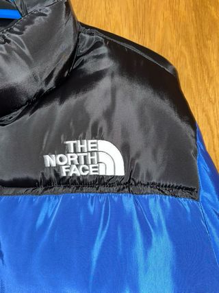 Chaqueta The North Face azul y negra