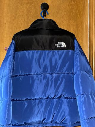 Chaqueta The North Face azul y negra