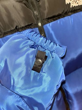 Chaqueta The North Face azul y negra