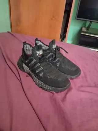 Deportivas DESIGNED 2020 Talla 42 Negras