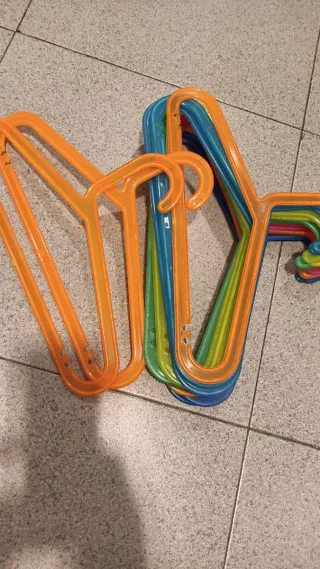 15 Perchas Ropa Niños Plástico Multicolor