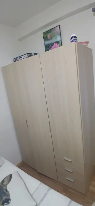 Armario de madera beige y marrón