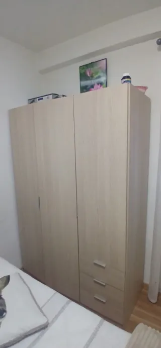 Armario de madera beige y marrón