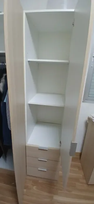 Armario de madera beige y marrón