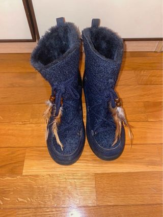 Botas de pelo azul y marrón