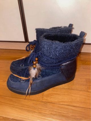 Botas de pelo azul y marrón