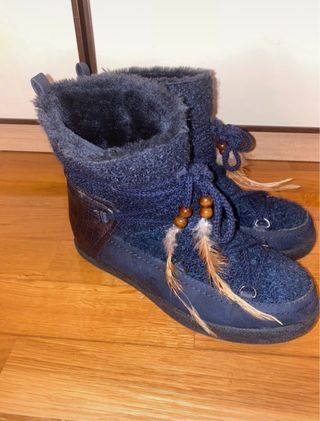 Botas de pelo azul y marrón