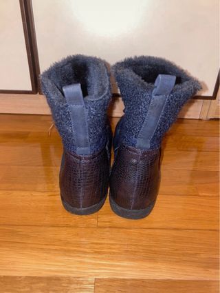 Botas de pelo azul y marrón