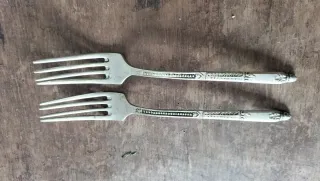 Dos tenedores antiguos de metal