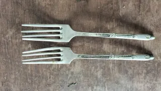 Dos tenedores antiguos de metal