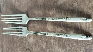 Dos tenedores antiguos de metal