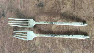 Dos tenedores antiguos de metal