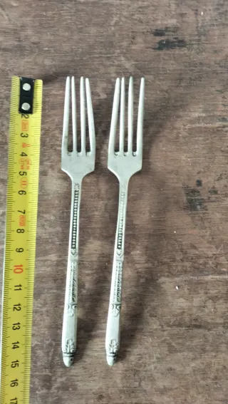 Dos tenedores antiguos de metal