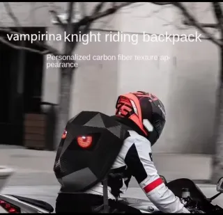 Mochila negra con ojos LED