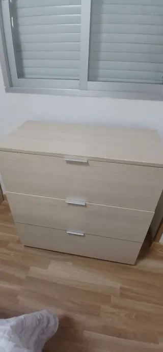 Cómoda de madera beige