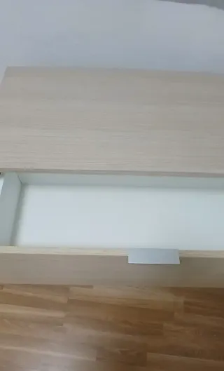 Cómoda de madera beige