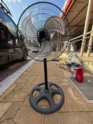 Ventilador de pie negro