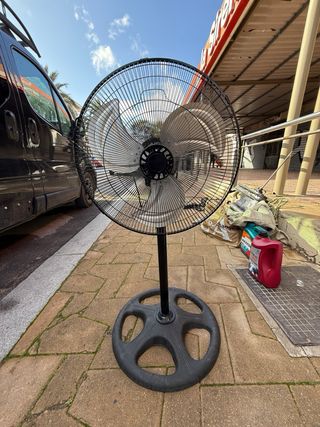 Ventilador de pie negro