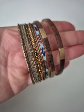 Lote de pulseras de madera y cuentas