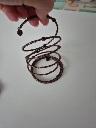 Lote de pulseras de madera y cuentas