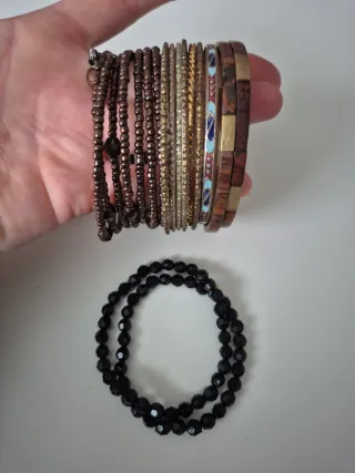 Lote de pulseras de madera y cuentas