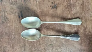 Dos cucharas antiguas