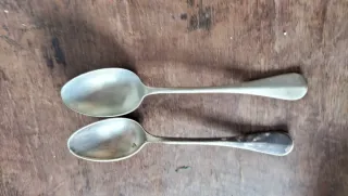 Dos cucharas antiguas