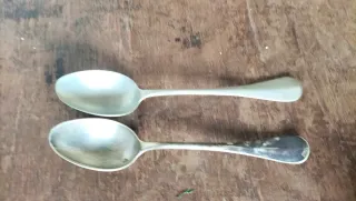 Dos cucharas antiguas