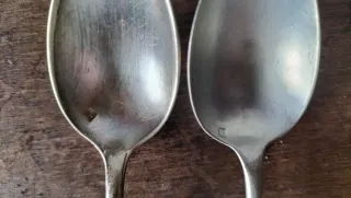 Dos cucharas antiguas