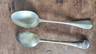 Dos cucharas antiguas