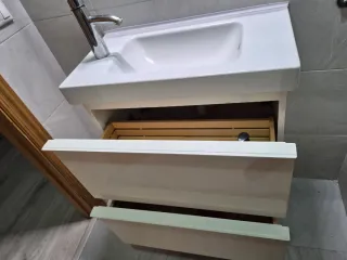Mueble de baño blanco y gris