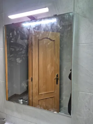 Mueble de baño blanco y gris
