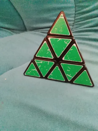 Cubo Rubik Pirámide Amarillo