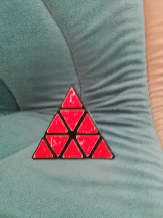 Cubo Rubik Pirámide Amarillo