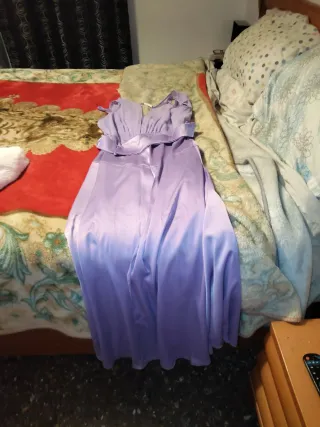 Vestido de fiesta rojo con volantes