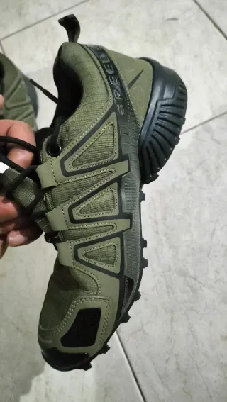 Zapatillas deportivas verdes y negras