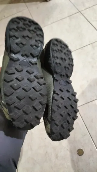 Zapatillas deportivas verdes y negras
