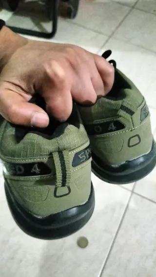 Zapatillas deportivas verdes y negras