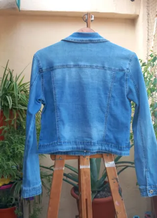 Chaqueta vaquera azul con elastan