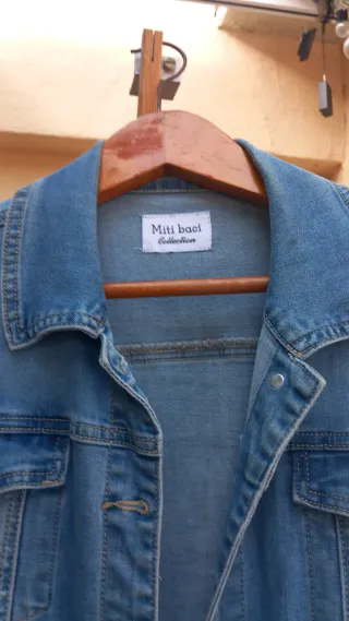 Chaqueta vaquera azul con elastan