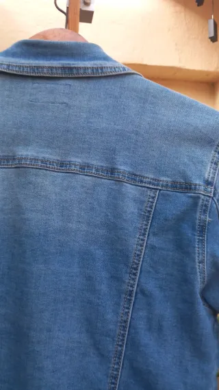 Chaqueta vaquera azul con elastan