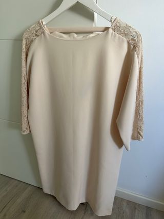 Vestido beige/rosa con encaje, espalda en V