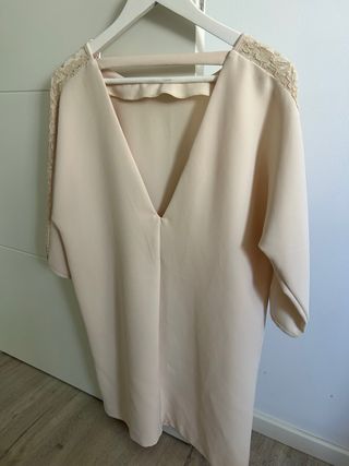 Vestido beige/rosa con encaje, espalda en V