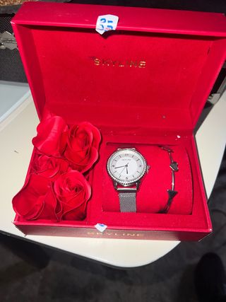 Reloj Skyline con Pulsera y Rosas Rojas