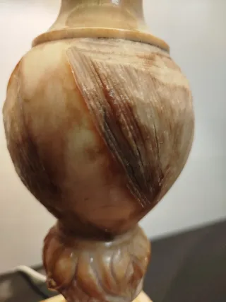 Lámpara de mármol tallado